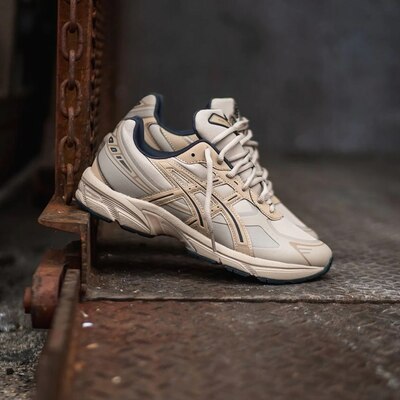 GEL-1130 NS cette chaussure rétro confortable a été repensée pour les rues de la ville, avec l'ajout de la technologie GEL dans le talon pour un confort durable. #asics #sneakerheads #sneakers #gel #konsortium